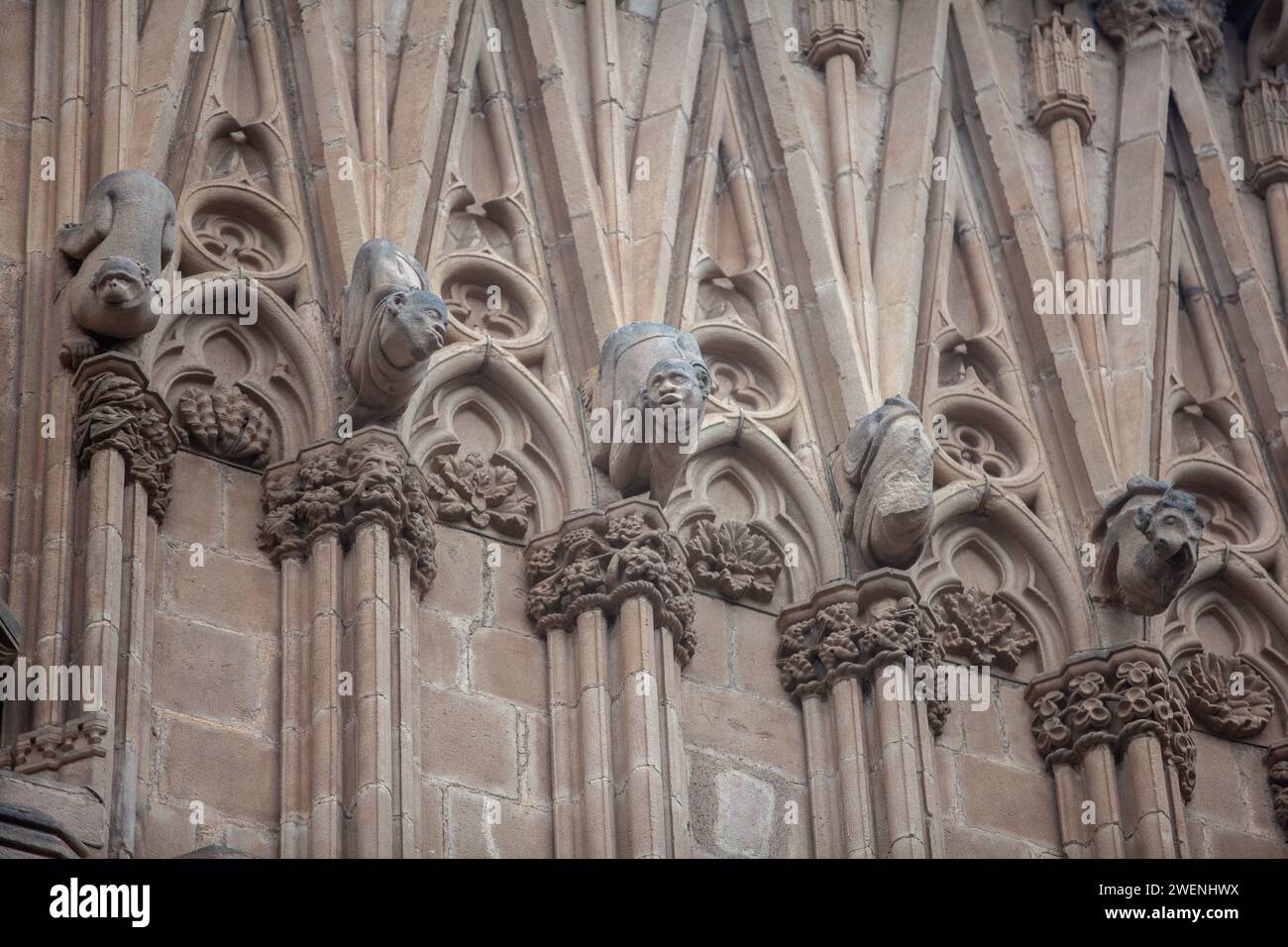 Katalonien, Panorama von Barcelona, die ganze Stadt, Blick auf die Stadt vom Berg, riesiges Panorama, Stadtbild, spirituelles Symbol, religiöses Zentrum von Stockfoto