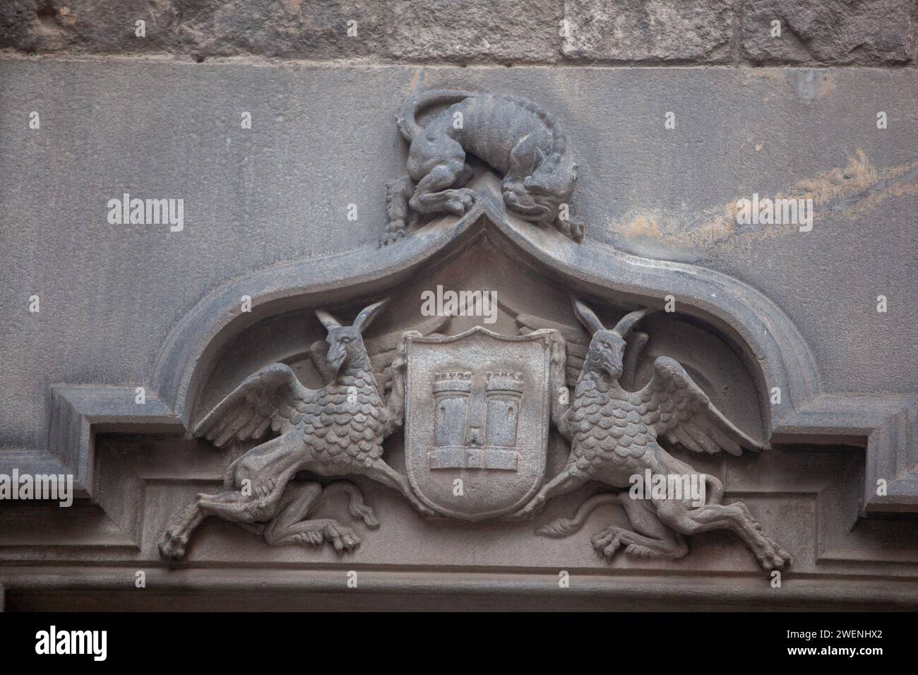 Katalonien, Panorama von Barcelona, die ganze Stadt, Blick auf die Stadt vom Berg, riesiges Panorama, Stadtbild, spirituelles Symbol, religiöses Zentrum von Stockfoto