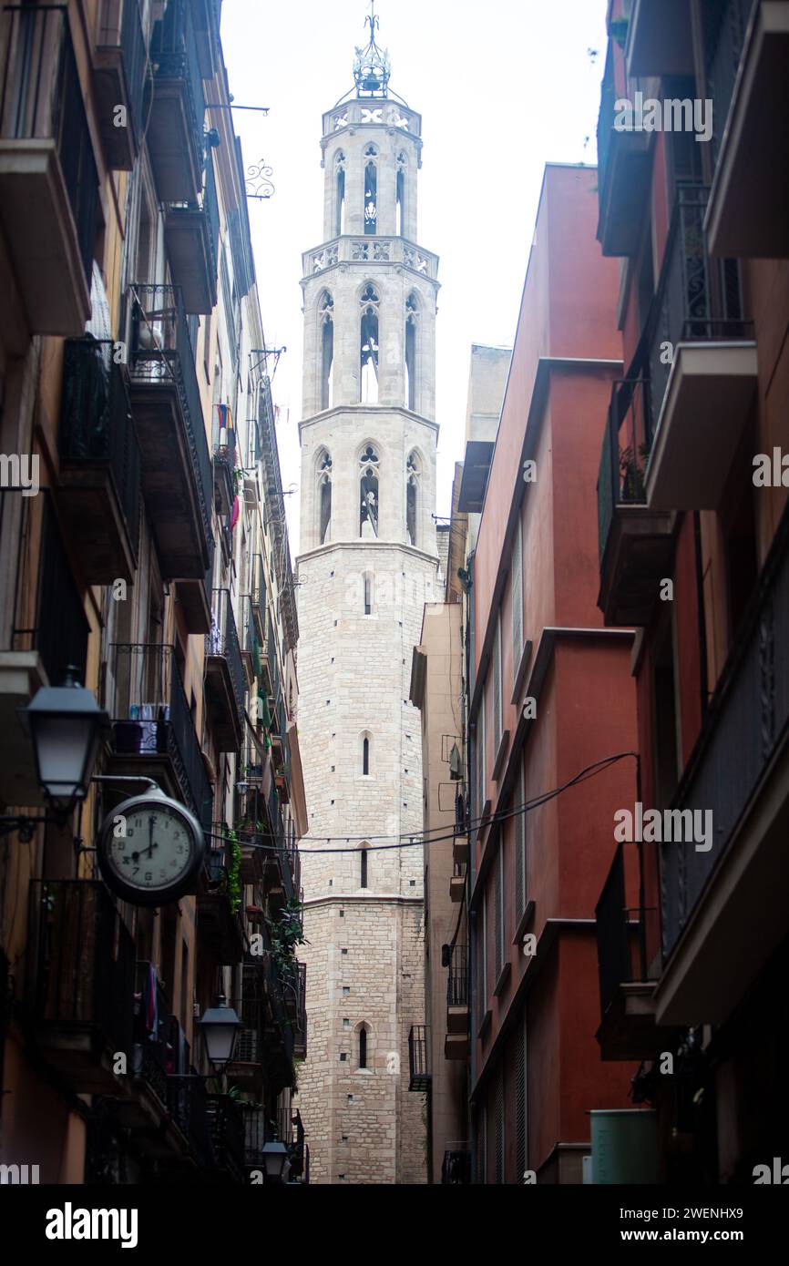 Katalonien, Panorama von Barcelona, die ganze Stadt, Blick auf die Stadt vom Berg, riesiges Panorama, Stadtbild, spirituelles Symbol, religiöses Zentrum von Stockfoto