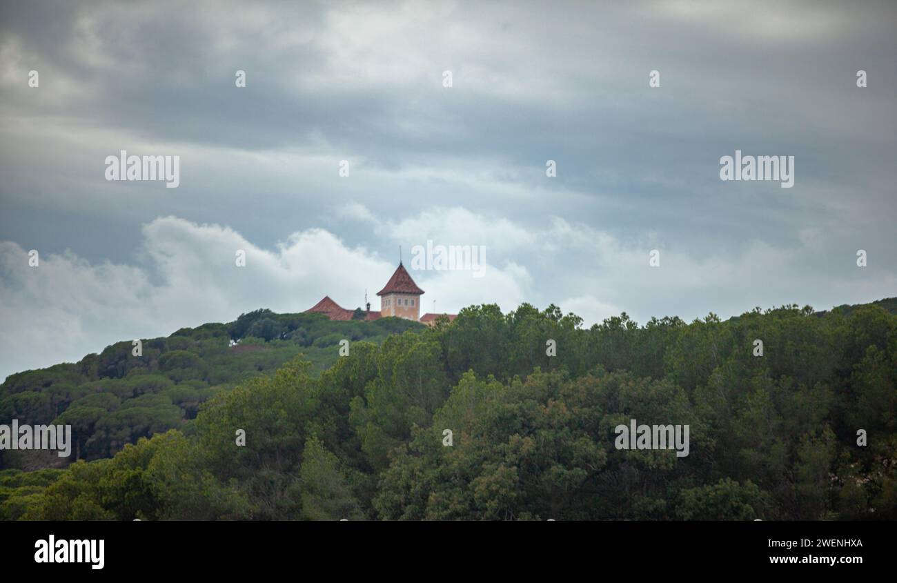 Katalonien, Panorama von Barcelona, die ganze Stadt, Blick auf die Stadt vom Berg, riesiges Panorama, Stadtbild, spirituelles Symbol, religiöses Zentrum von Stockfoto