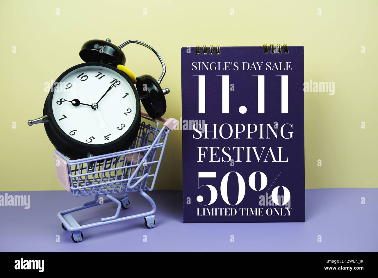 11,11 Silgle's Day Sale Promotion mit Einkaufswagen und Alarm Clcok auf gelbem Hintergrund, Business Konzept Hintergrund Stockfoto