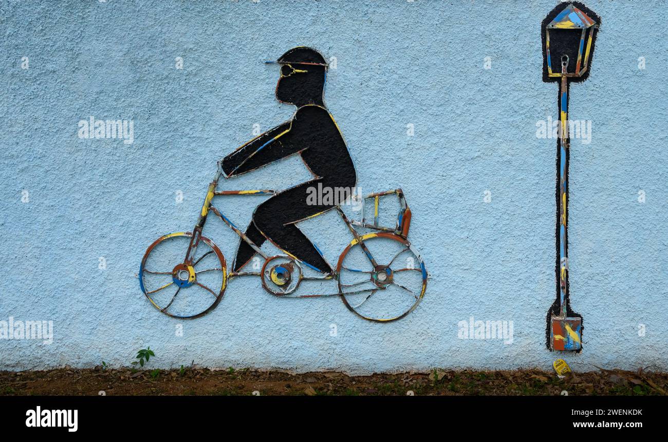 Schrott-Metallskulptur Kunstdekoration auf einem Zaun, varadero, kuba Stockfoto