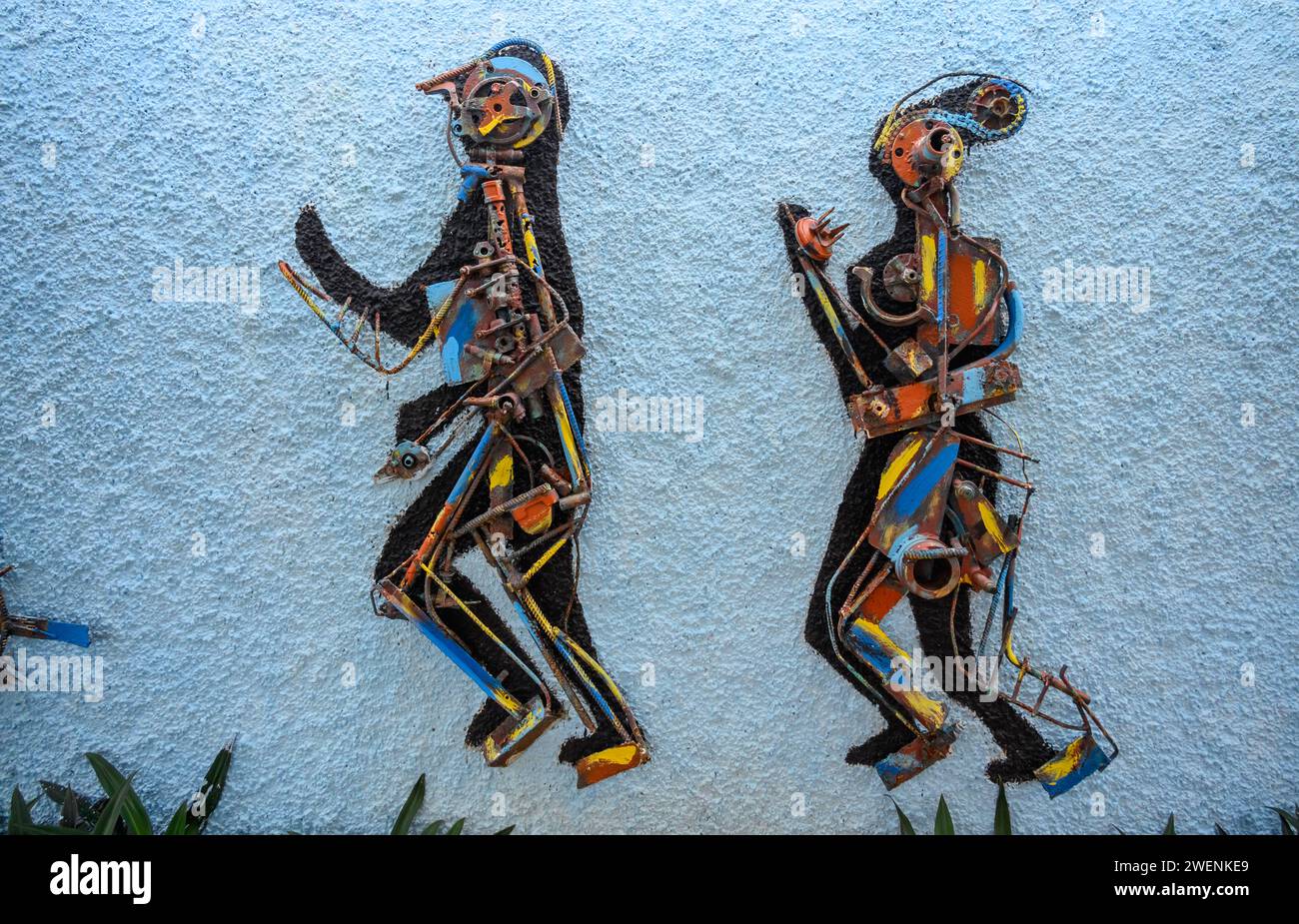 Schrott-Metallskulptur Kunstdekoration auf einem Zaun, varadero, kuba Stockfoto