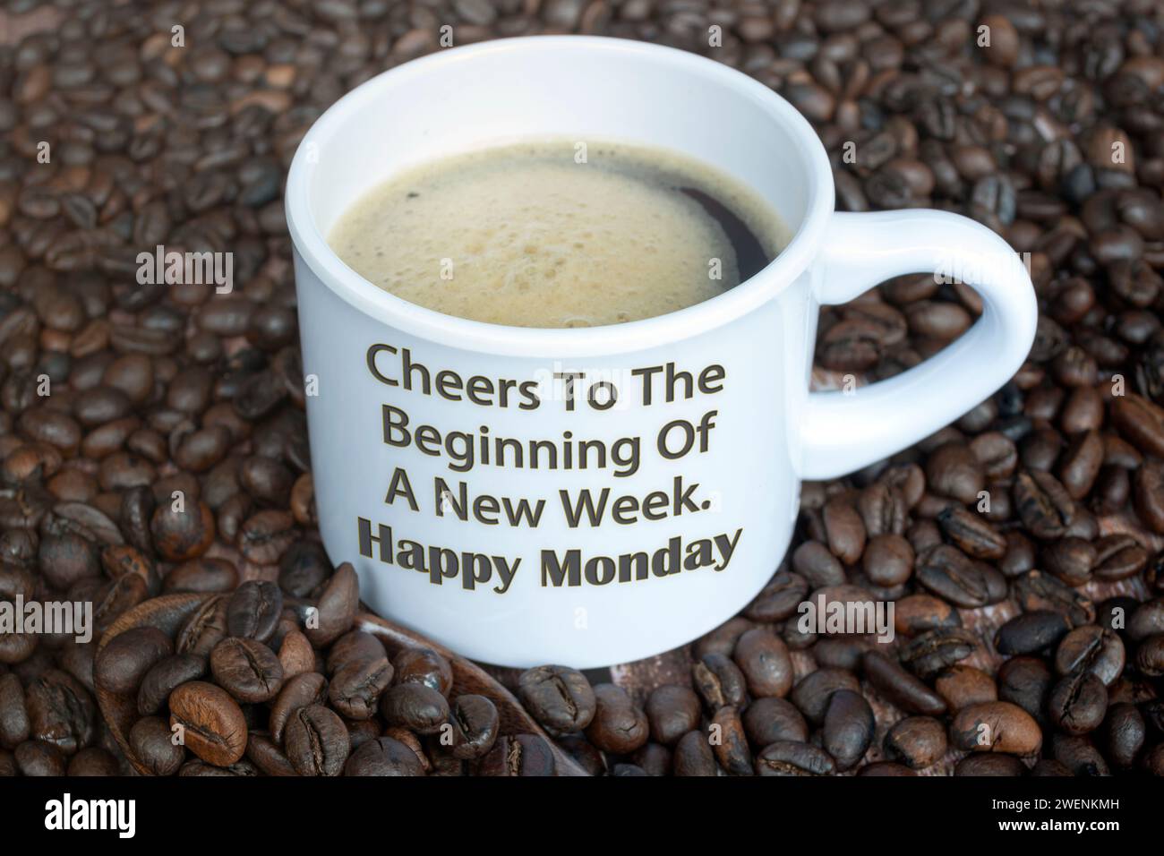 Motivierendes Zitat auf einer Tasse Kaffee mit Bohnen Hintergrund - Cheers to the Start of the New Week. Happy monday. Stockfoto