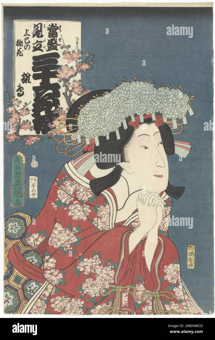 HINADORI EN PERZIKBLOESEM, 1862 Print Porträt des Schauspielers Sawamura Tanosuke III. In der Frauenrolle Hinadori, mit gefalteten Händen, gekleidet in rotem Kimono mit Blumenmuster und hellblauem Kopfschmuck. Rosa Blütenzweige in Kartusche oben links. Papierfarbe Holzschnitt Porträt von Schauspieler, Schauspielerin Stockfoto