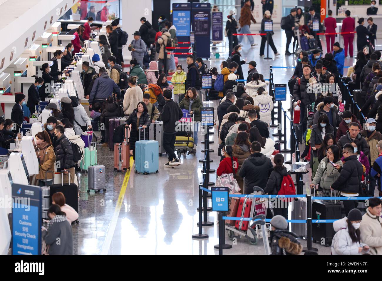 Peking, China. Januar 2024. Passagiere stehen am 26. Januar 2024 am Beijing Daxing International Airport in Peking, Hauptstadt von China, an. Quelle: Ju Huanzong/Xinhua/Alamy Live News Stockfoto