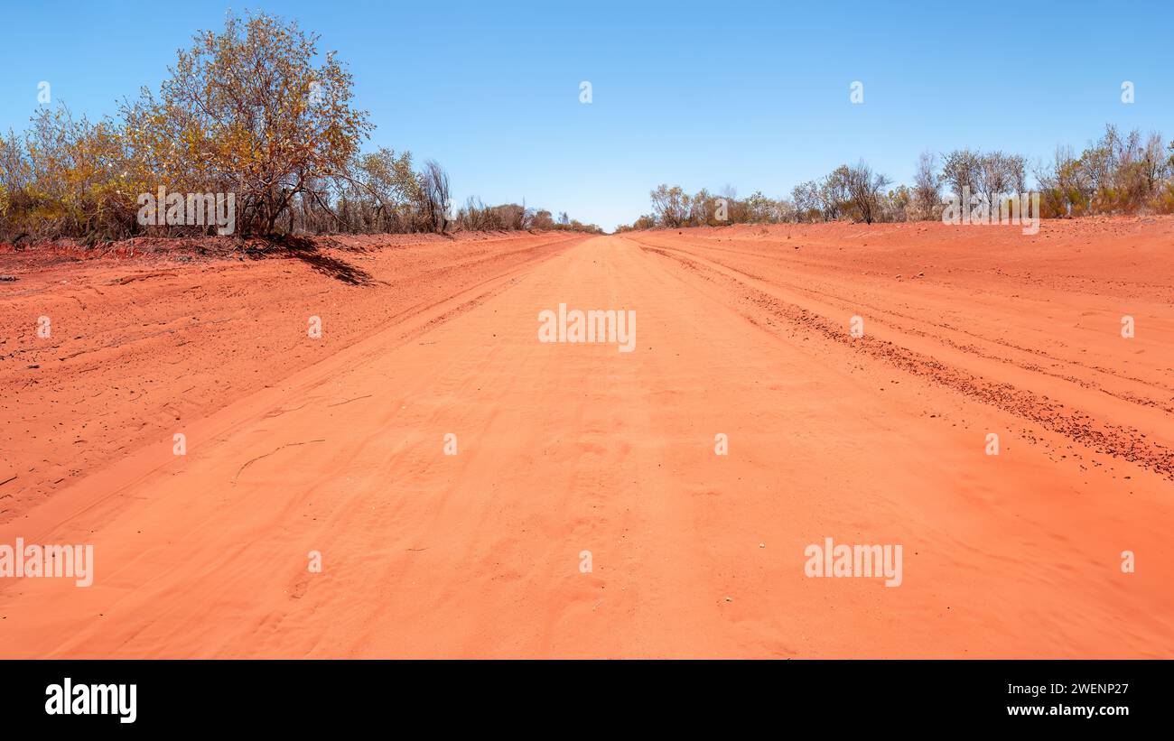 Die Ernest Giles Road im Northern Territory Australiens. Es ist ein 100 km langer, unbefestigter Feldweg, der zum Stuart Highway führt Stockfoto