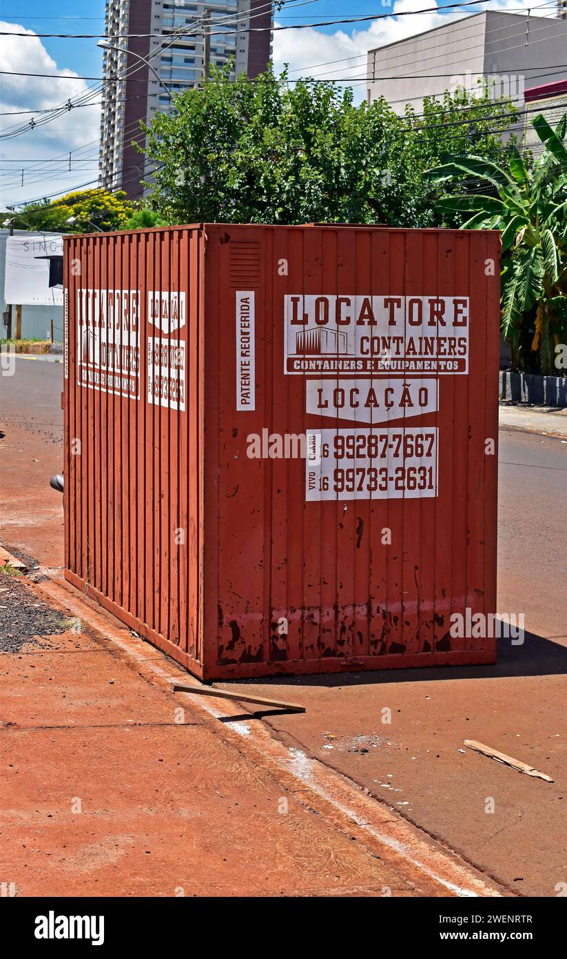 RIBEIRAO PRETO, SAO PAULO, BRASILIEN - 26. Dezember 2023: Container zur Lagerung von Bauschutt Stockfoto