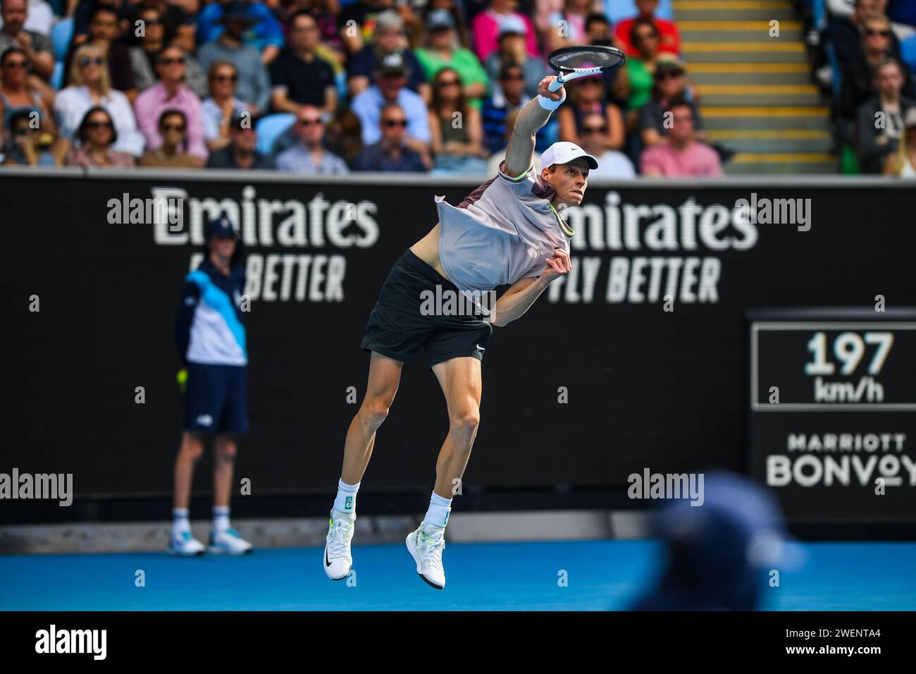 Jannik Sinner aus Italien spielt gegen Karen Chachanov aus Russland (nicht im Bild) während des vierten Runde-Spiels des Australian Open Tennis Turniers im Melbourne Park. Jannik Sinner schlägt Karen Chachanov in 3 Sets mit 6-4, 7-5, 6-3. Stockfoto