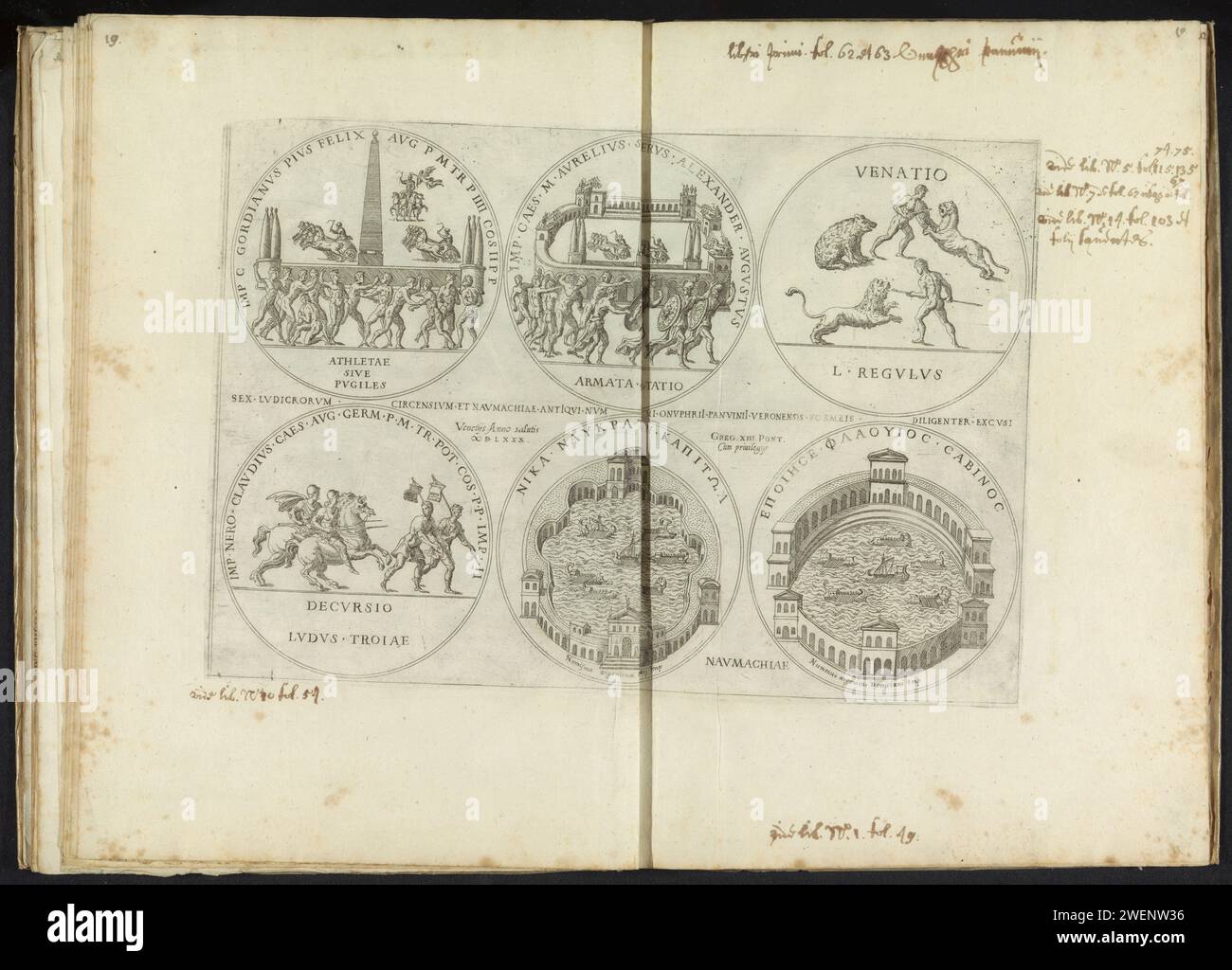 Sechs Spielmarken mit Sportwettbewerben, Onofrio Panvinio, 1580 drucken zwei Reihen mit drei Spielmarken zur Erinnerung an historische Sportwettbewerbe. Gezeigt werden Athleten, Autos, Tierkämpfer und Ruderwettbewerbe. In der Mitte und auf den Token Text in lateinischer Sprache. Drucken ist Teil eines Albums. Papierätzmünze. Pferderennen. Ruderboot, Kanu usw. Waggonrennen mit Zweirädern, z. B.: Wagen, Sulky. charioteer, „auriga“ Stockfoto
