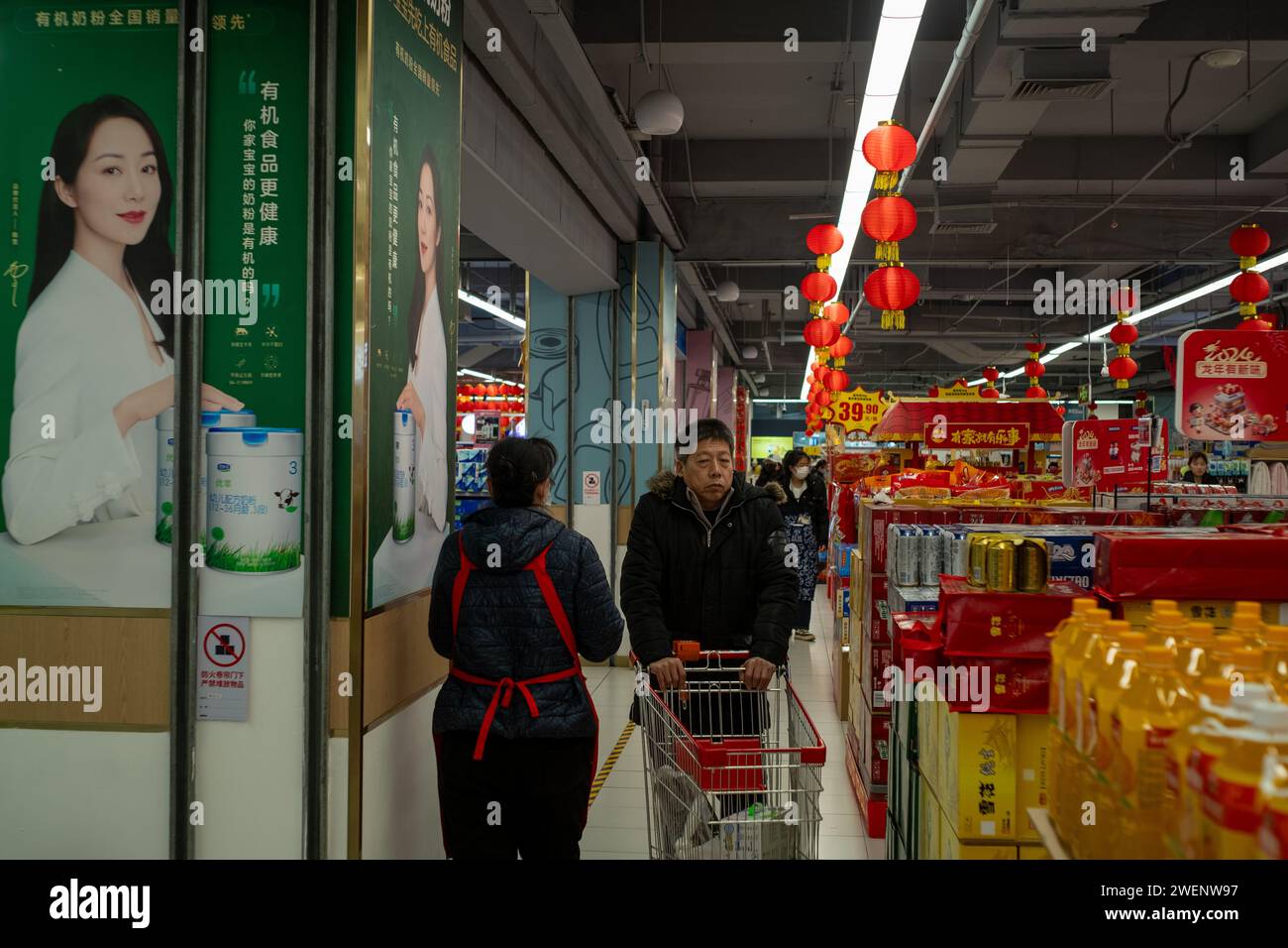 Ein Mann mittleren Alters kauft in einem Einkaufszentrum in Peking, China. Januar 2024 Stockfoto