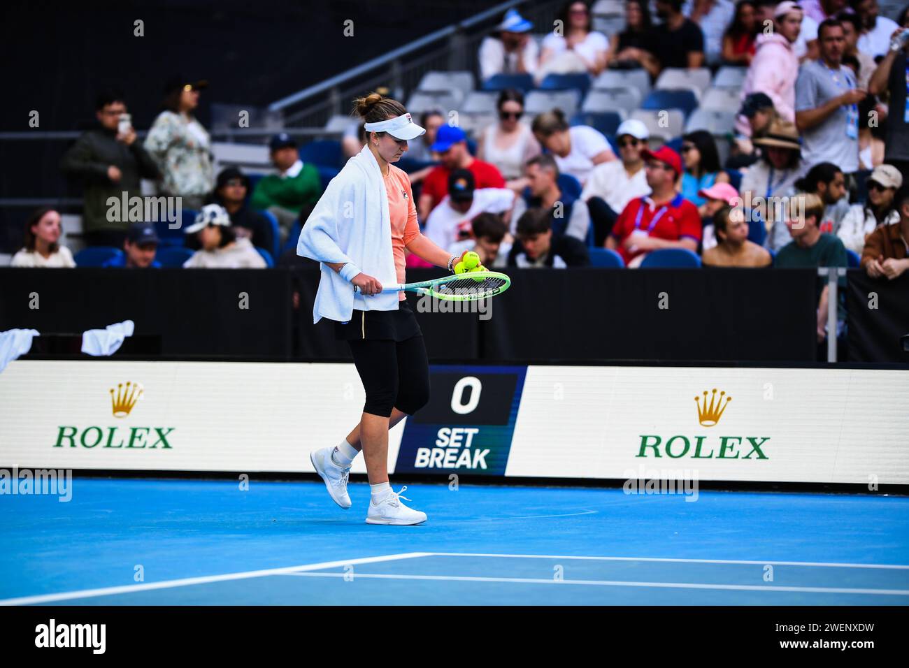 Barbora Krejcikova aus der Tschechischen Republik spielt gegen Mirra Andreeva aus Russland (nicht im Bild) im vierten Runde des Australian Open Tennis Turniers im Melbourne Park. Barbora Krejcikova schlägt Mirra Andreeva in drei Sätzen mit 4-6 6-3 6:2. Stockfoto