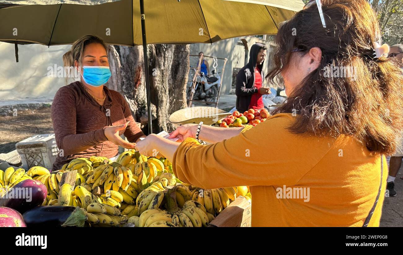 Frau, die Essen auf der Sonntagsmesse oder auf dem Markt in Santa Clara, Kuba kauft Stockfoto