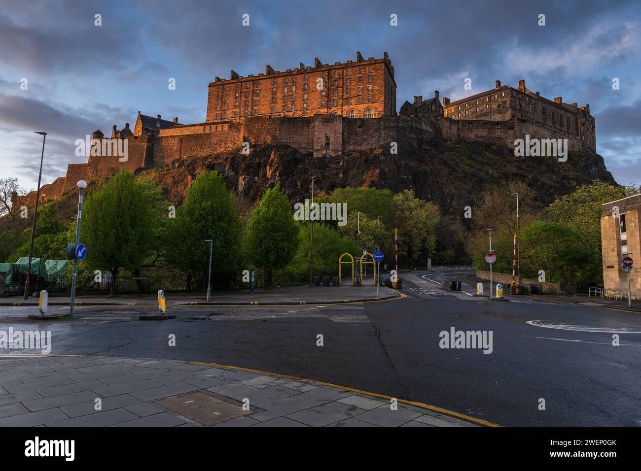 Edinburgh Castle bei Sonnenuntergang von der Castle Terrace Street in Edinburgh, Schottland, Großbritannien. Stockfoto