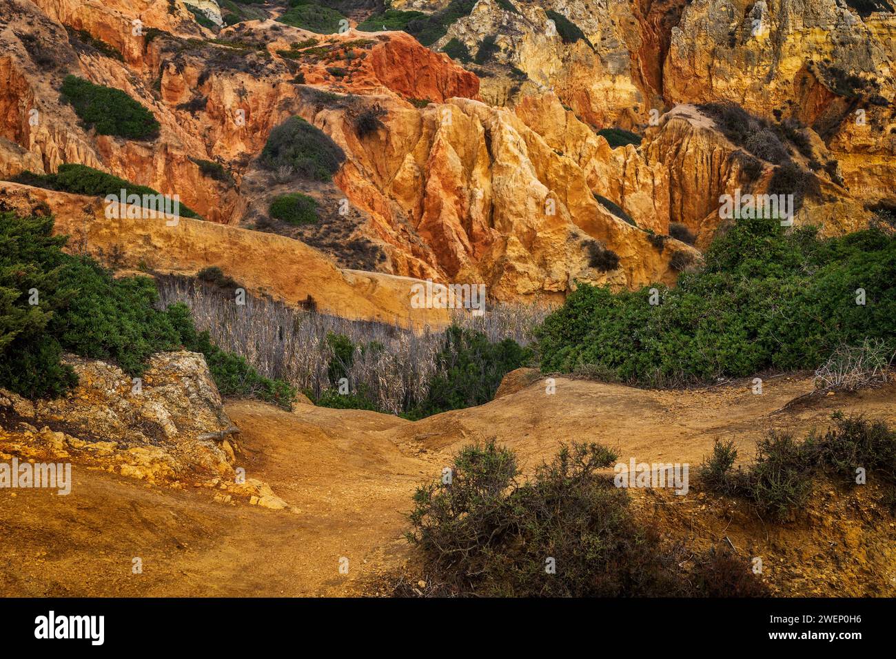Zerklüftete Küstenlandschaft der Algarve, Lagos, Portugal. Malerische Landschaft aus mesozoischen Sedimentfelsen und Kalksteinklippen. Stockfoto