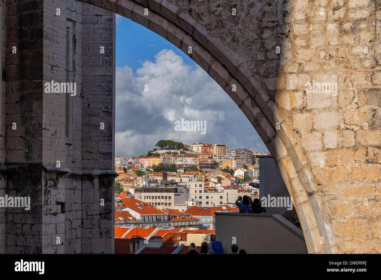 Bogenförmiger Blick auf die Stadt Lissabon in Portugal. Fliegender Stützbogen des Carmo-Klosters. Stockfoto