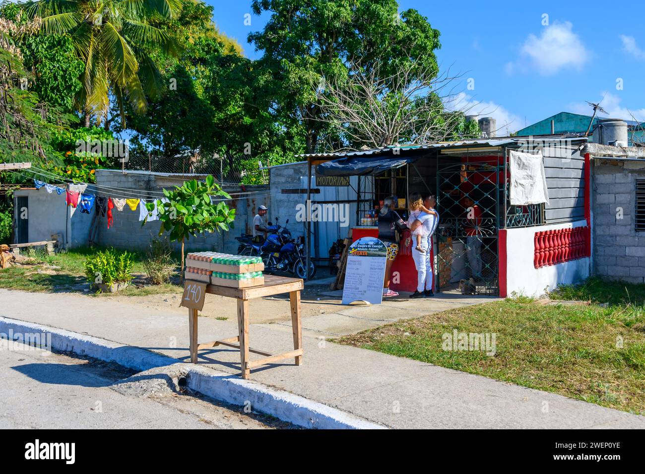 Schachteln mit kohlensäurehaltigen Getränken zum Verkauf in kleinen Unternehmen in Santa Clara, Kuba Stockfoto
