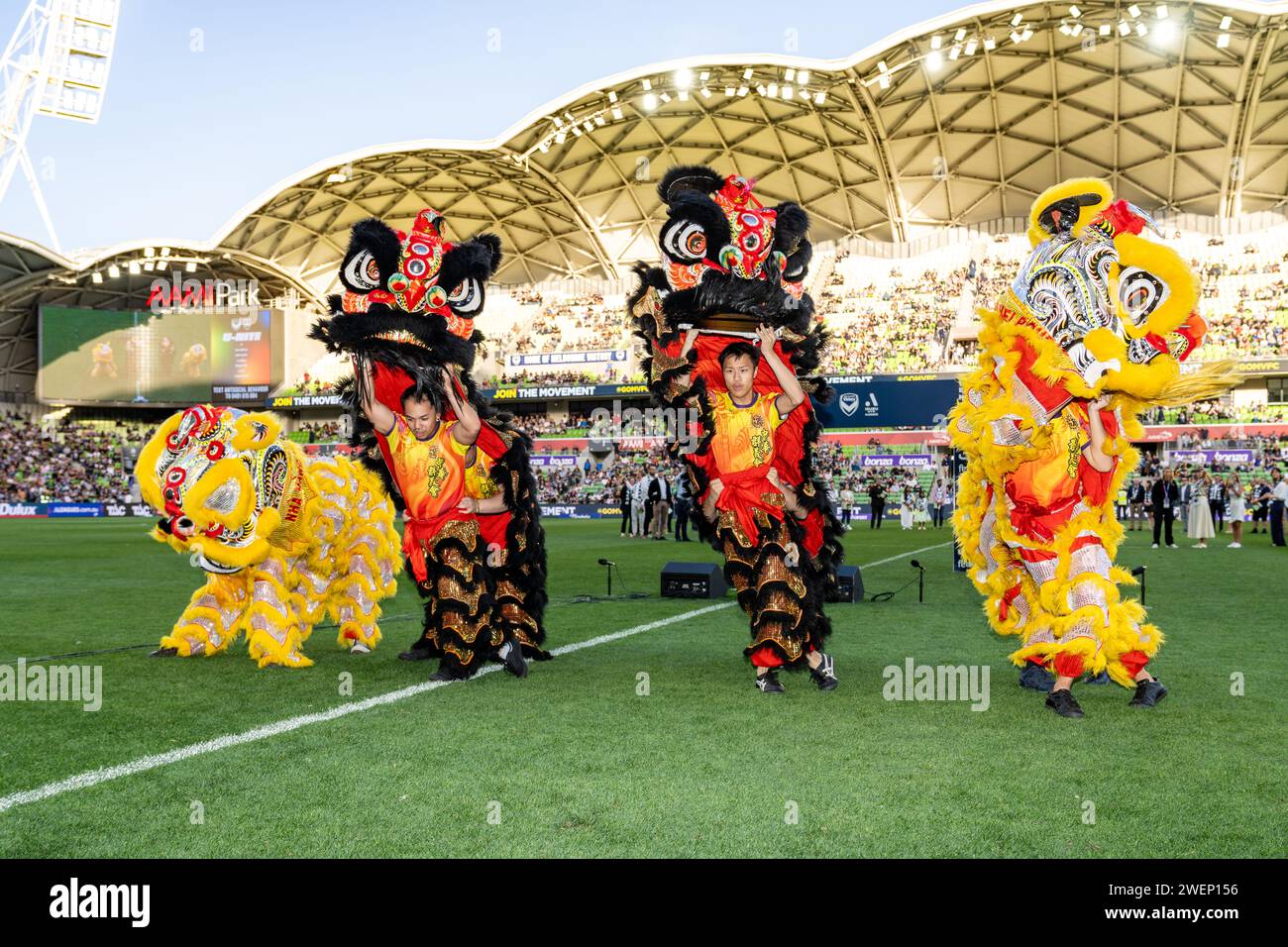 Melbourne, Australien. 26. Januar 2024. Mitglieder einer traditionellen chinesischen Drachen-Tanzgruppe treten zur Eröffnung des Australia Day Matches zwischen Melbourne Victory FC und Sydney FC im AAMI Park in Melbourne, Australien auf. Quelle: James Forrester/Alamy Live News Stockfoto