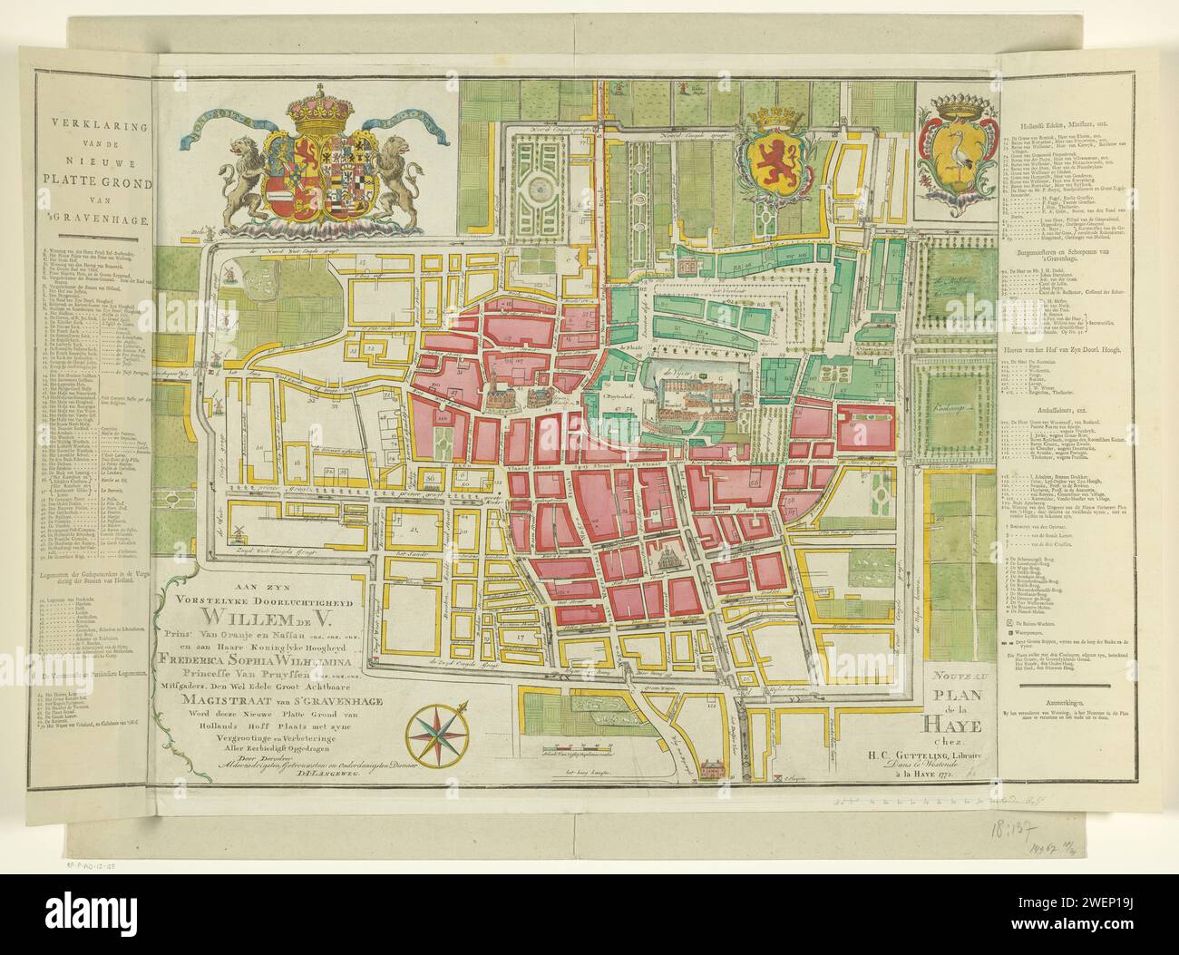 Karte von den Haag, Anonym, 1773 Druck oben links zwei Wappen, links das von Stadholder Willem V. und rechts wahrscheinlich das seiner Gemahlin Wilhelmina van Pruisen, flankiert von zwei Löwen. Über den Wappen eine Krone und das Motto des Strumpfhosenordens. Links unten die Zuordnung zu Willem V und Wilhelmina van Pruisen. Unten in der Mitte eine Schüssel: Skala von Vyfftig-Rynlan-Stäben. Oben rechts das Wapen van Holland und das von den Haag. Links auf der Karte eine Legende A-n und 1-*70, rechts eine Legende 71-124 und A-N. Papier. Bleistiftgravur / Lette Stockfoto