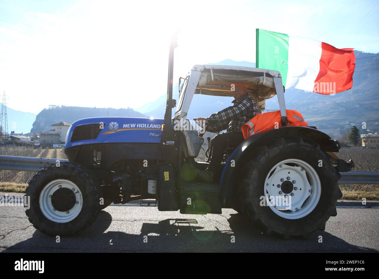 Trient, Italien. Januar 2024. © Pierre Teyssot/MAXPPP; Bauernprotest in Norditalien. Trient, Italien am 26. Januar 2024. Wie in anderen Teilen Europas protestieren die Landwirte mit ihren Traktoren und blockieren Straßen für die Achtung ihrer Arbeit und demonstrieren gegen eine Reihe von Problemen, die ihren Sektor betreffen, darunter Steuern und Einkommensrückgänge. Landwirt fährt seinen Traktor © Pierre Teyssot/Maxppp - Credit: MAXPPP/Alamy Live News Stockfoto