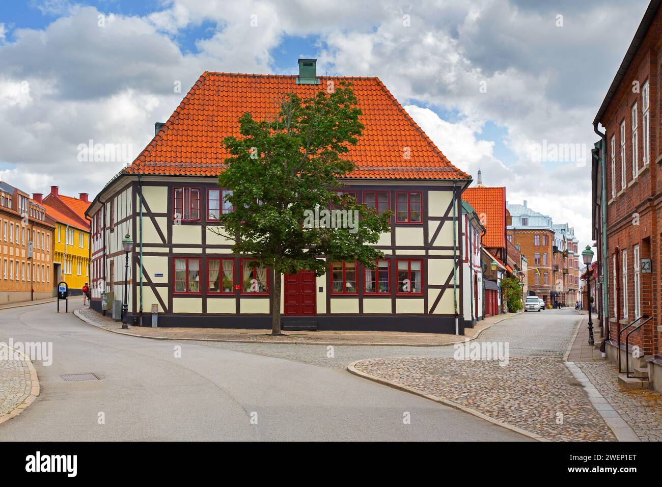 Historisches und farbenfrohes Fachwerkhaus in der Stadt Ystad im Sommer, Skåne / Scania, Schweden Stockfoto