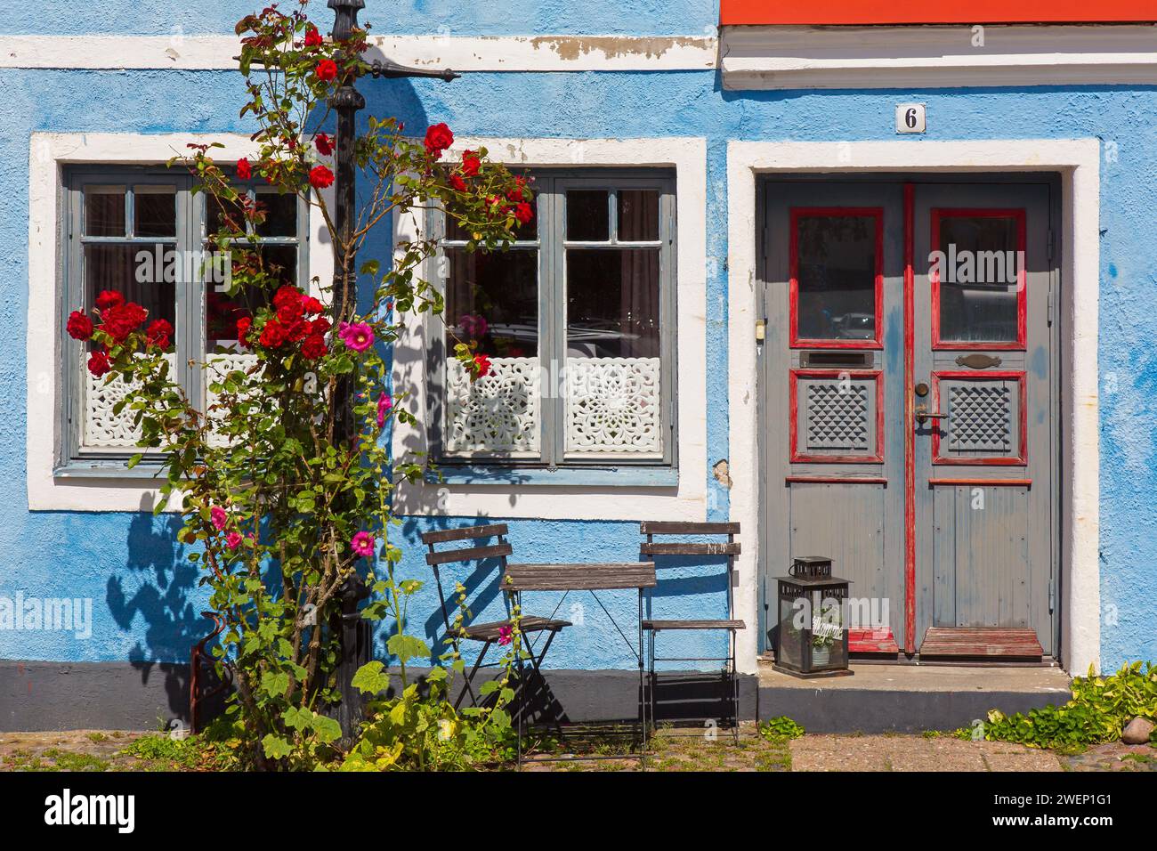 Fassade des traditionellen Hauses in blauer Pastellfarbe in der Stadt Ystad im Sommer, Skåne / Scania, Schweden Stockfoto