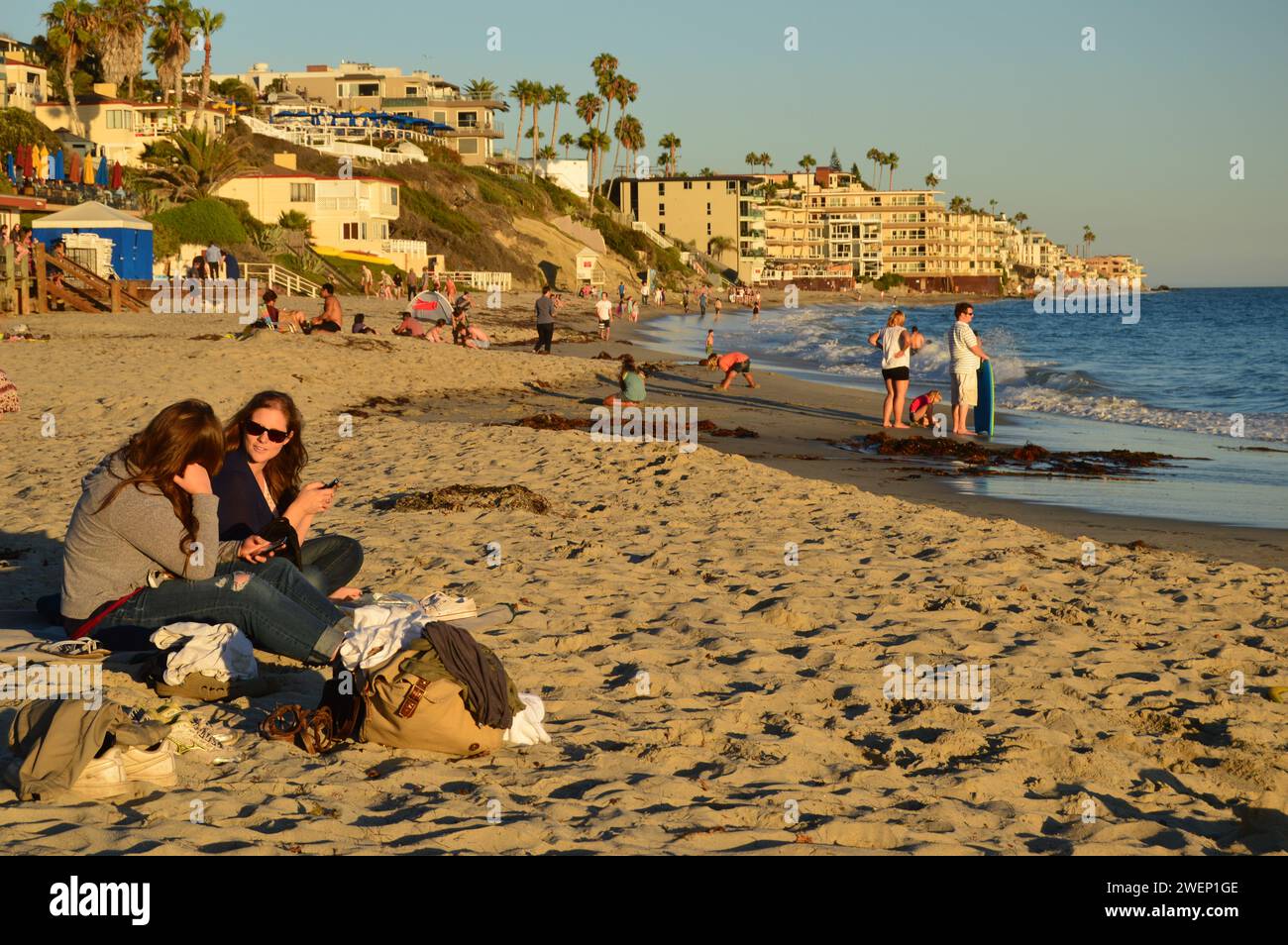 Zwei Freunde genießen es, sich an einem Sommerurlaub in Laguna Beach, Kalifornien, am Strand zu entspannen Stockfoto