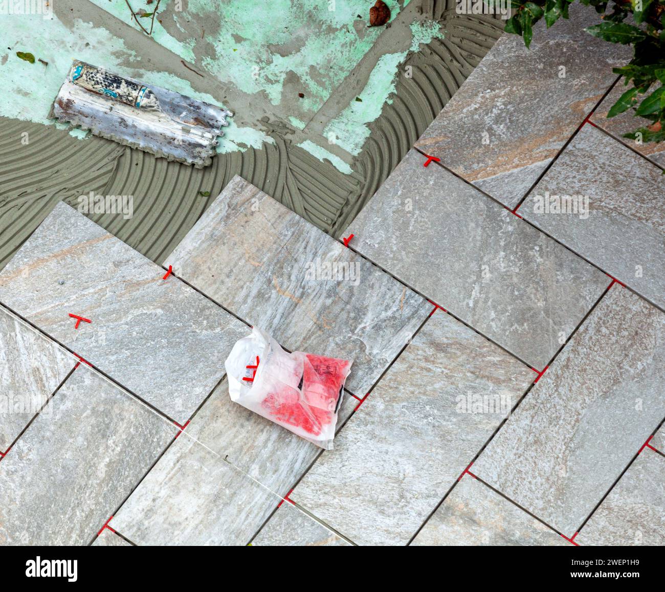 Kunststoff-Kreuzstücke für Bodenfugen. Stockfoto