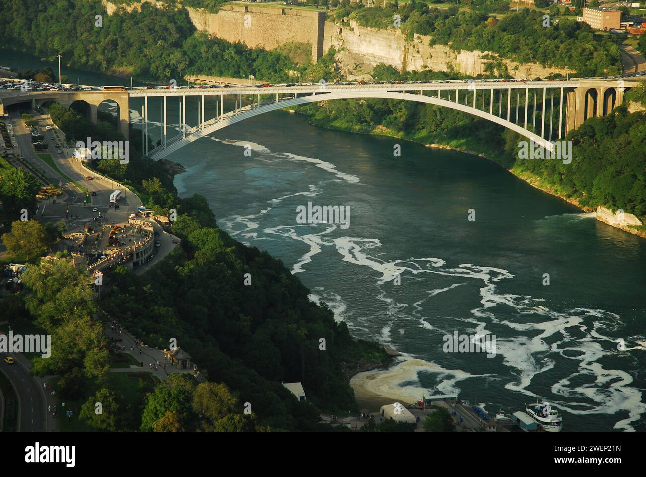 Die Rainbow Bridge überspannt den Niagara River bei den Niagarafällen und die internationale Grenze zwischen den Vereinigten Staaten und Kanada Stockfoto