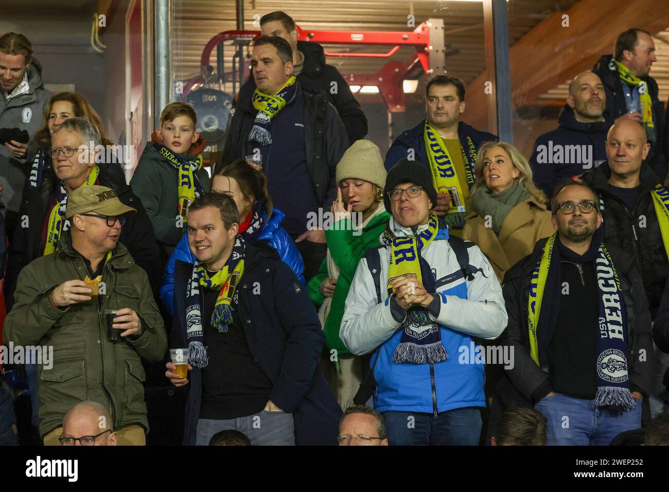 Utrecht, Niederlande. Januar 2024. UTRECHT, NIEDERLANDE - 25. JANUAR: SC Cambuur Supporters beim TOTO KNVB Cup Spiel zwischen USV Hercules und SC Cambuur im Sportpark Zoudenbalch am 25. Januar 2024 in Utrecht, Niederlande. (Foto: Ben Gal/Orange Pictures) Credit: dpa/Alamy Live News Stockfoto