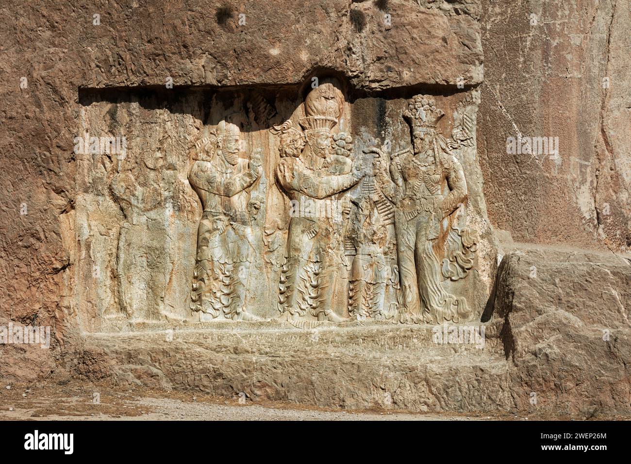 Die Investitur von Narseh, Felsenrelief zeigt den persischen König Narseh, der den Souveränitätsring von der Göttin Anahita erhält. Naqsh-e Rostam, Iran. Stockfoto