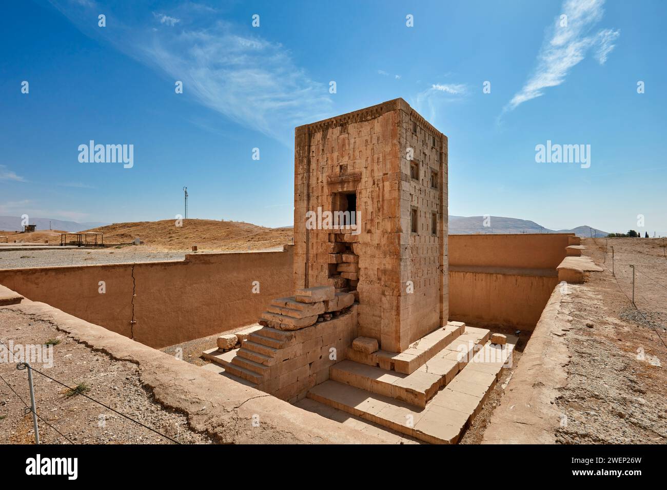 Der „Cube of Zoroaster“, ein quadratischer achämenidischer Turm aus dem 5. Jahrhundert v. Chr. in Naqsh-e Rostam Necropolis in der Nähe von Persepolis, Iran. Stockfoto