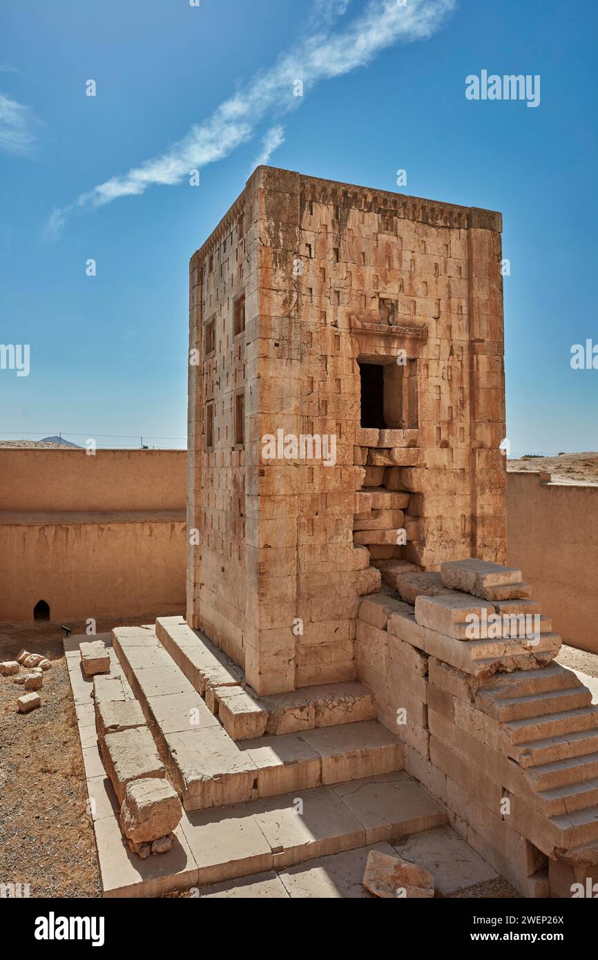 Der „Cube of Zoroaster“, ein quadratischer achämenidischer Turm aus dem 5. Jahrhundert v. Chr. in Naqsh-e Rostam Necropolis in der Nähe von Persepolis, Iran. Stockfoto