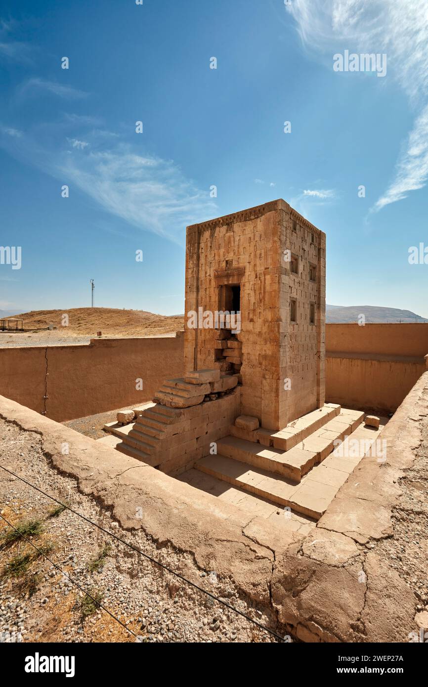 Der „Cube of Zoroaster“, ein quadratischer achämenidischer Turm aus dem 5. Jahrhundert v. Chr. in Naqsh-e Rostam Necropolis in der Nähe von Persepolis, Iran. Stockfoto