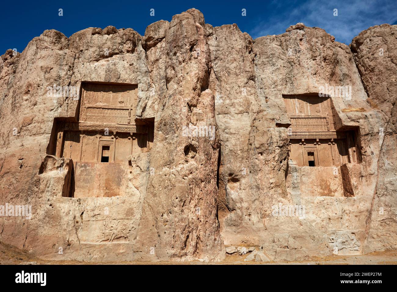 In Felsen gehauene Gräber zweier achäenischer Könige des Persischen Reiches - Artaxerxes I. (rechts) und Darius II. (Links). Naqsh-e Rostam Necropolis in der Nähe von Persepolis, Iran Stockfoto