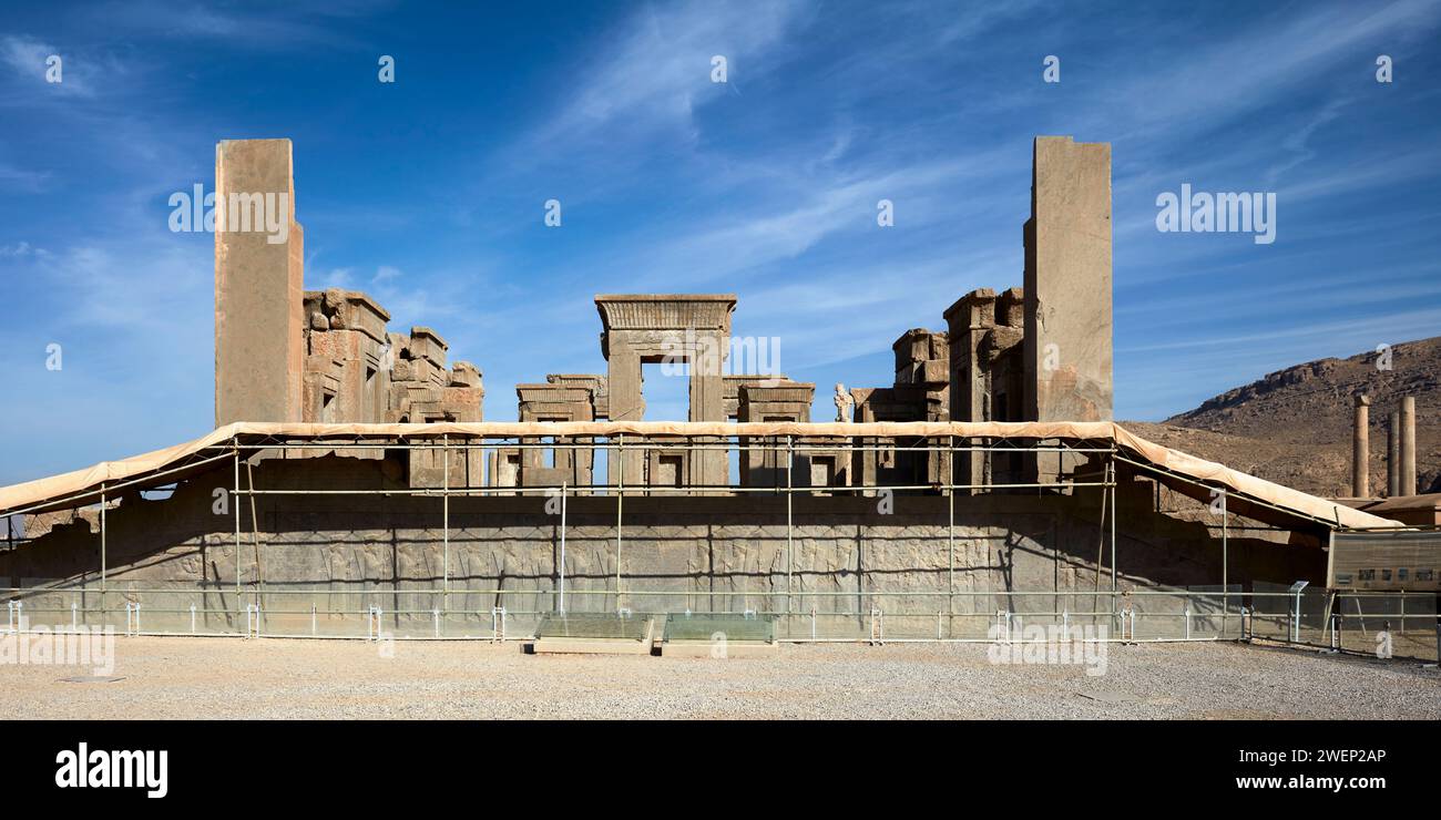 Ruinen der Tachara (auch bekannt als der Palast von Darius dem Großen) in Persepolis, zeremonieller Hauptstadt des Achämenidenreiches (550–330 v. Chr.), Iran. Stockfoto Ruinen der Tachara (auch bekannt als der Palast von Darius dem Großen) in Persepolis, zeremonieller Hauptstadt des Achämenidenreiches (550–330 v. Chr.), Iran. Stockfoto