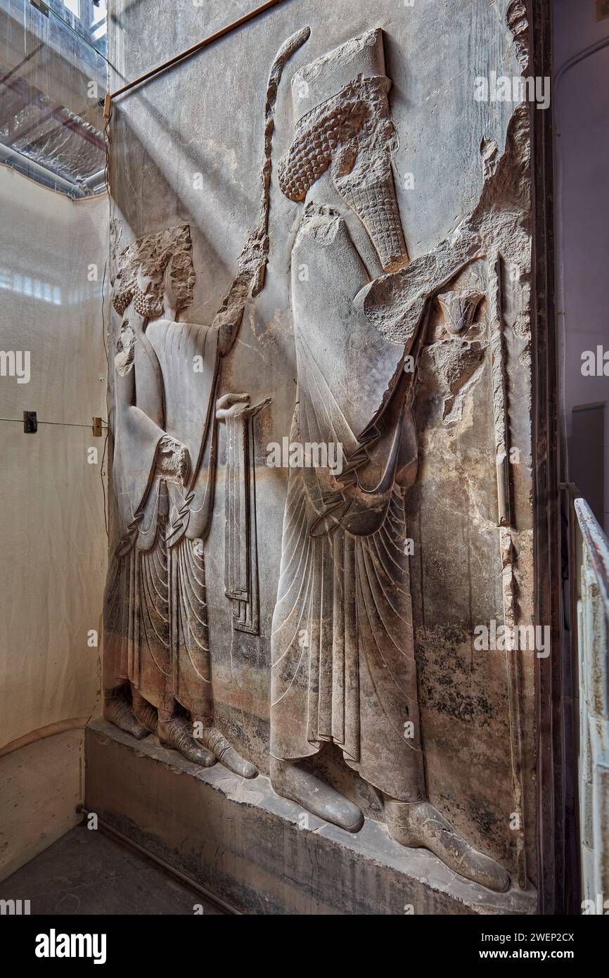 Antike Steintafel mit Basreliefs im Persepolis Museum. Persepolis, Provinz Fars, Iran. Stockfoto