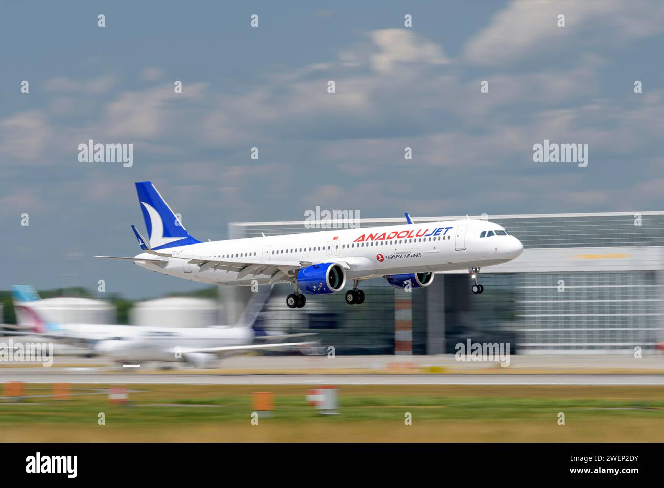 Der AnadoluJet Airbus A321-271NX mit dem TC-LUE Aircraft Identifier landet auf der Südbahn 08R des Münchner Flughafens MUC EDDM Stockfoto