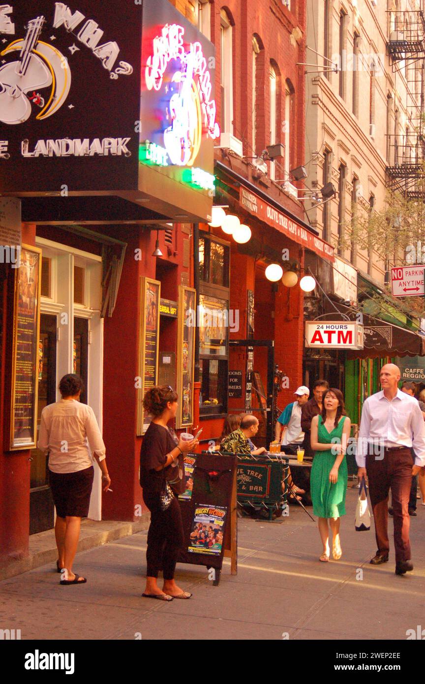 New York, NY, USA 11. Juli 2007 Menschen spazieren durch die Nachtclubs und Bars von Greenwich Village an einem sonnigen Tag in New York City Stockfoto