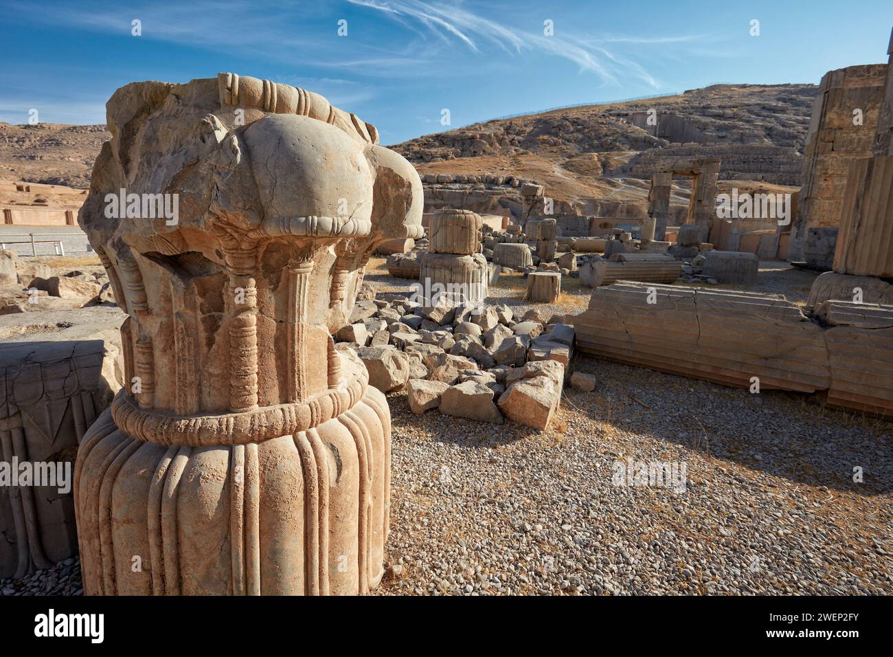 Stücke von gefallenen antiken Säulen in Persepolis, zeremonieller Hauptstadt des Achämenidenreiches (550–330 v. Chr.), Iran. Stockfoto