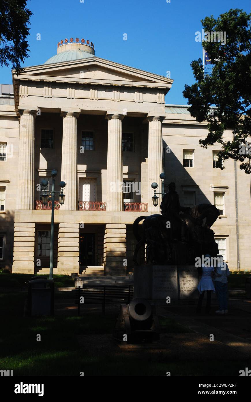Am Eingang zum North Carolina State Capitol in Raleigh stehen große Säulen Stockfoto