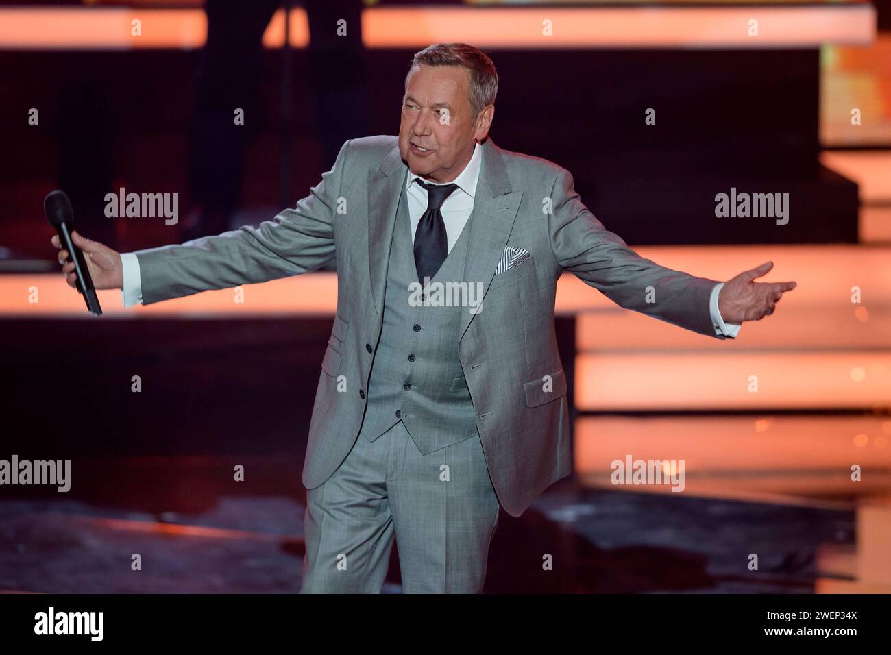 Auftritt von Sänger Roland Kaiser in der ZDF Livesendung Willkommen bei Carmen Nebel aus der SachsenArena Riesa. *** Auftritt von Sänger Roland Kaiser im ZDF-Live-Programm Willkommen bei Carmen Nebel aus der SachsenArena Riesa Stockfoto