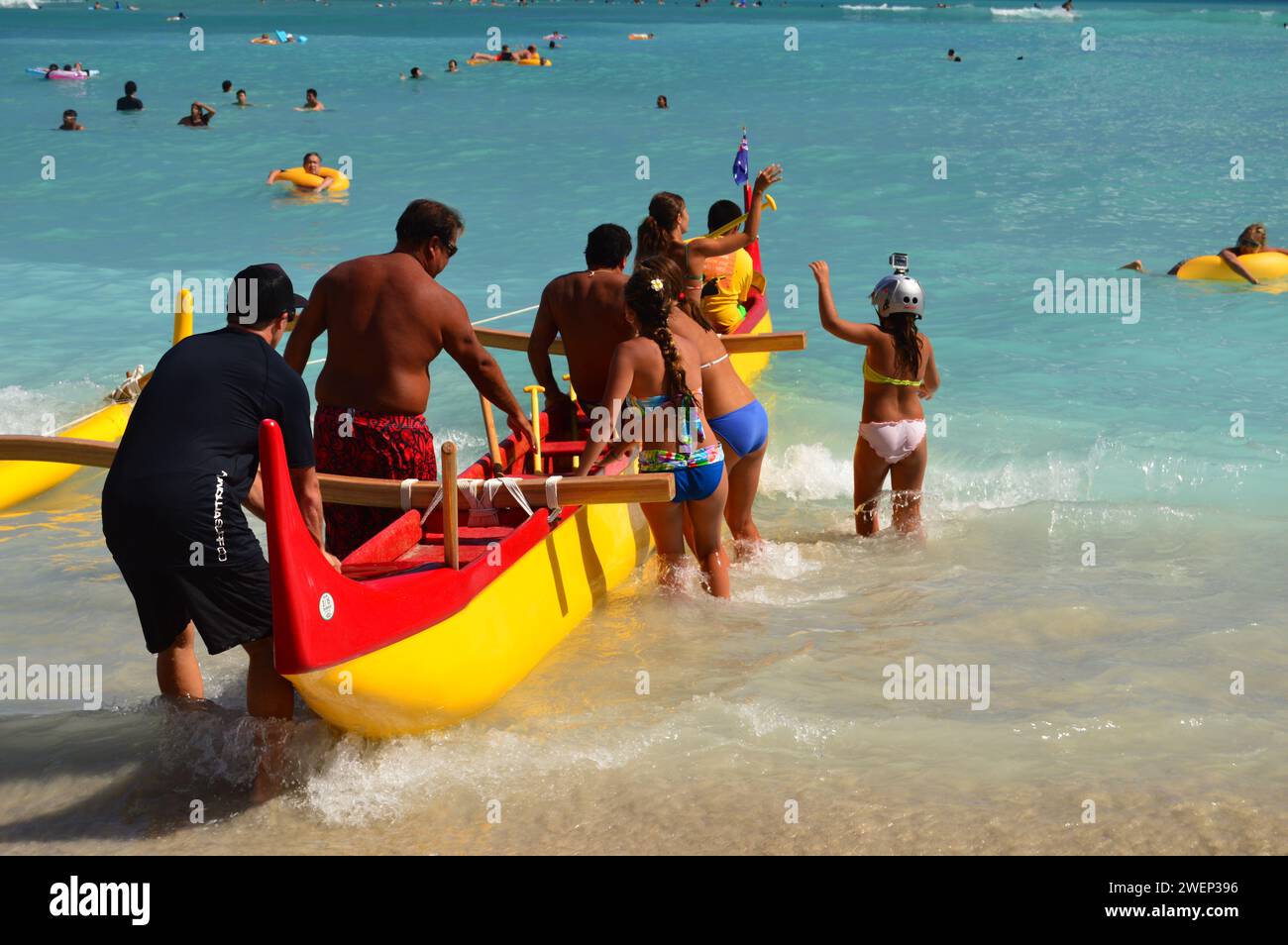 Waikiki Beach, HI, USA 31. Juli 2014 Ein Team schiebt ein Auslegerkanu in die Wellen des Pazifischen Ozeans und bringt Touristen und Abenteurer auf Waikik mit Stockfoto