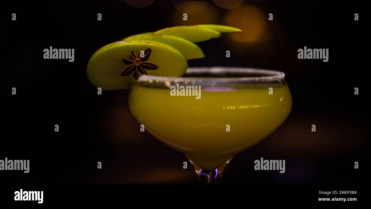 Cocktail bars -Fotos und -Bildmaterial in hoher Auflösung – Alamy Cocktail bars -Fotos und -Bildmaterial in hoher Auflösung – Alamy