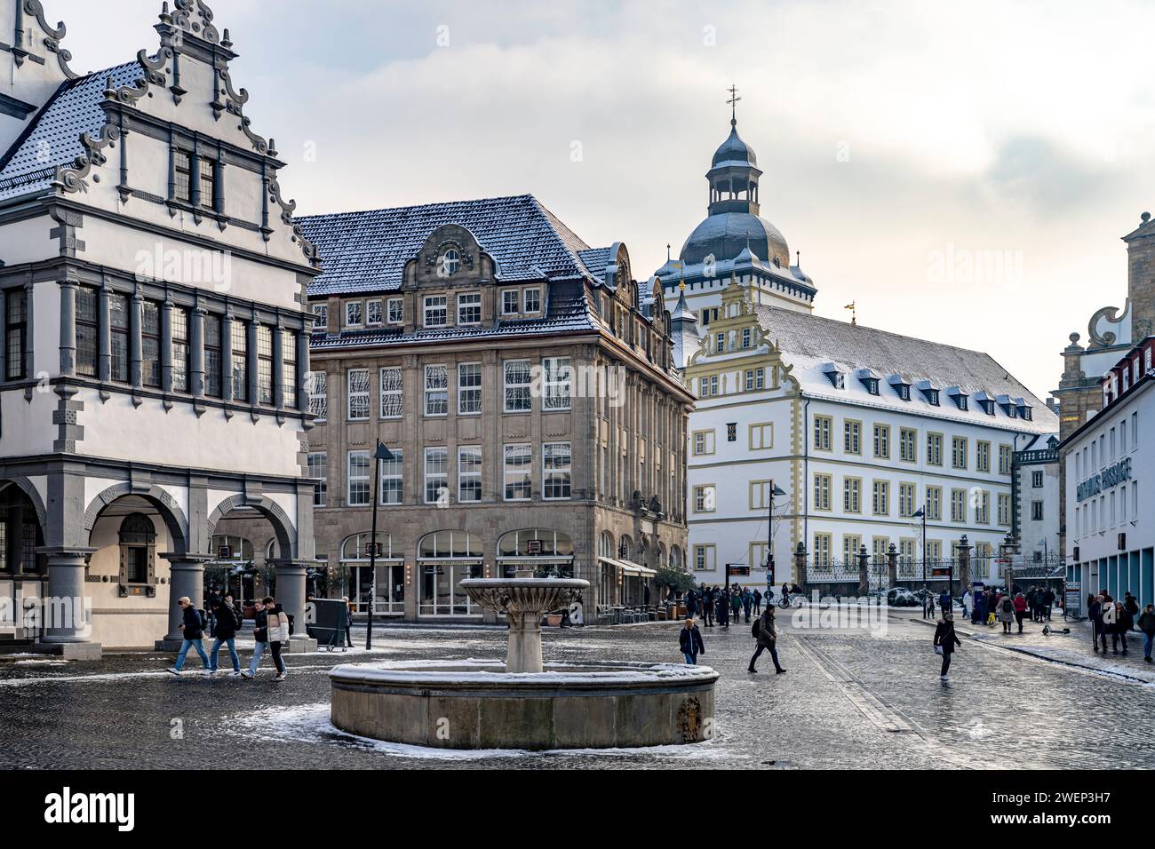 Das Rathaus und das Gymnasium Theodorianum in Paderborn, Nordrhein-Westfalen, Deutschland, Europa | Rathaus und Gymnasium Paderborn Stockfoto