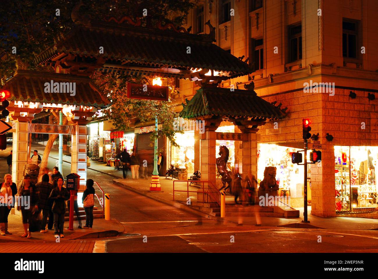 Das Dragon Gate im traditionellen chinesischen Pailou markiert einen formellen Eingang in San Franciscos Chinatown Stockfoto