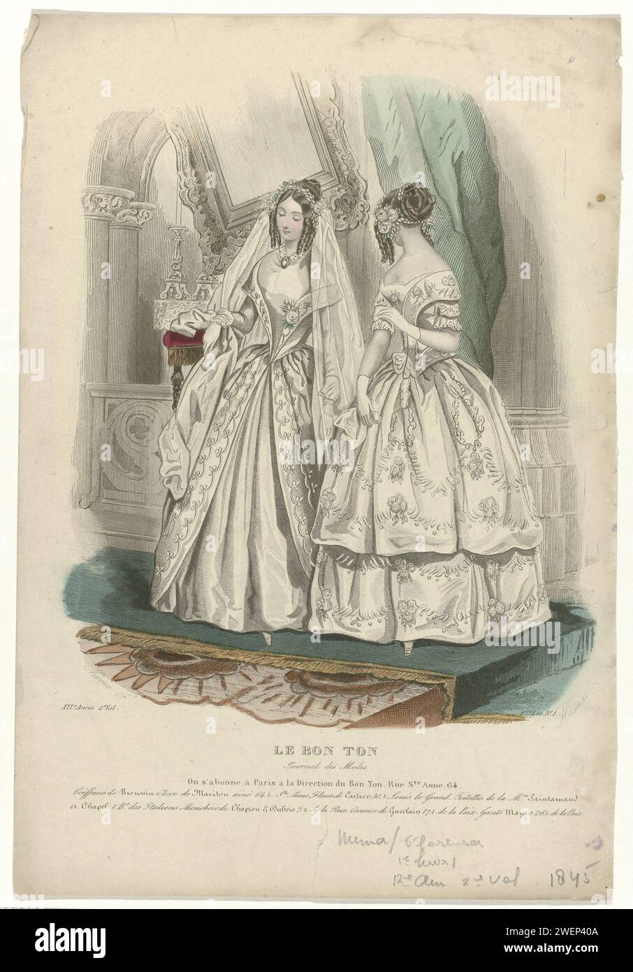 Le Bon Tone, Journal des Modes, 1845, 12. Jahr, 2. Flug, 1.ere liv. Nr. 1: Brussin Frisuren (...), 1845 zwei Frauen in Brautkleidern, die in einer Kirche stehen. Nach der Überschrift: „Coiffures“ von Broussin, Schüler von „Mariton Ainé“. "Toiletten" aus Saintamand und Kapelle. Unten einige Zeilen mit Werbetexten für verschiedene Produkte. Druck aus dem Modemagazin Le Bon Ton (1834-1884). Papiergravur von Modetafeln. Kleid, Kleid (+ Damenkleidung). Handschuhe, Handschuhe (KURZE HANDSCHUHE) (+ Damenbekleidung). Schleier (+ Damenkleidung). Braut (im Hochzeitskleid). Taschentuch (+ Damen-Clo Stockfoto