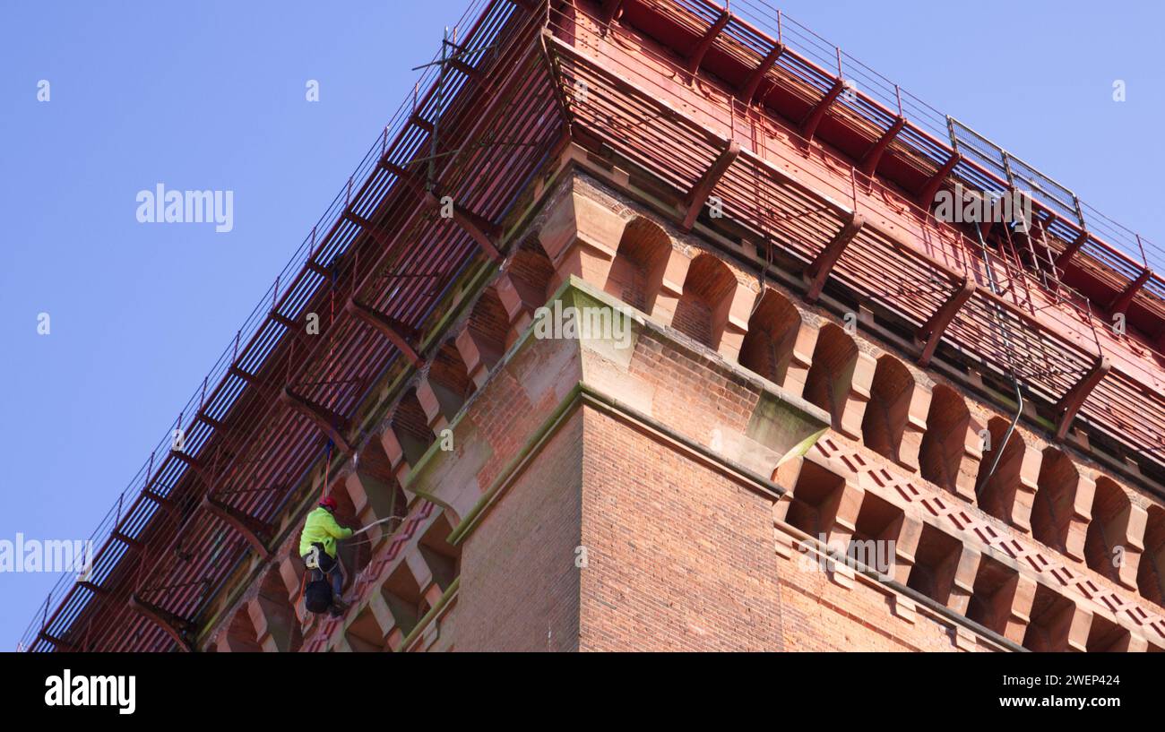 Colchester, Großbritannien. Januar 2024. An der Spitze des Jumbo Water Tower in Colchester wird ein Nistkasten für Peregrine Falken installiert, die hier in den letzten Jahren geschachtelt haben. In Großbritannien wurden Wanderwege meist im Norden und Westen um die Küstengebiete herum gefunden. Jetzt nisten immer mehr Raubvögel in Städten und Städten. Credit:Eastern Views/Alamy Live News Stockfoto