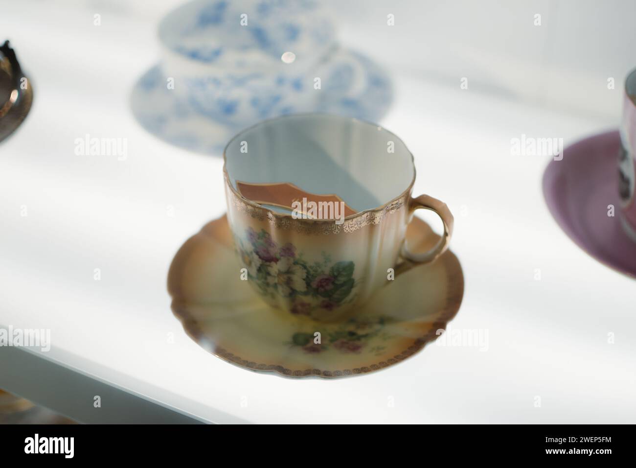Eine antike Tasse ziert eine zarte Untertasse Stockfoto