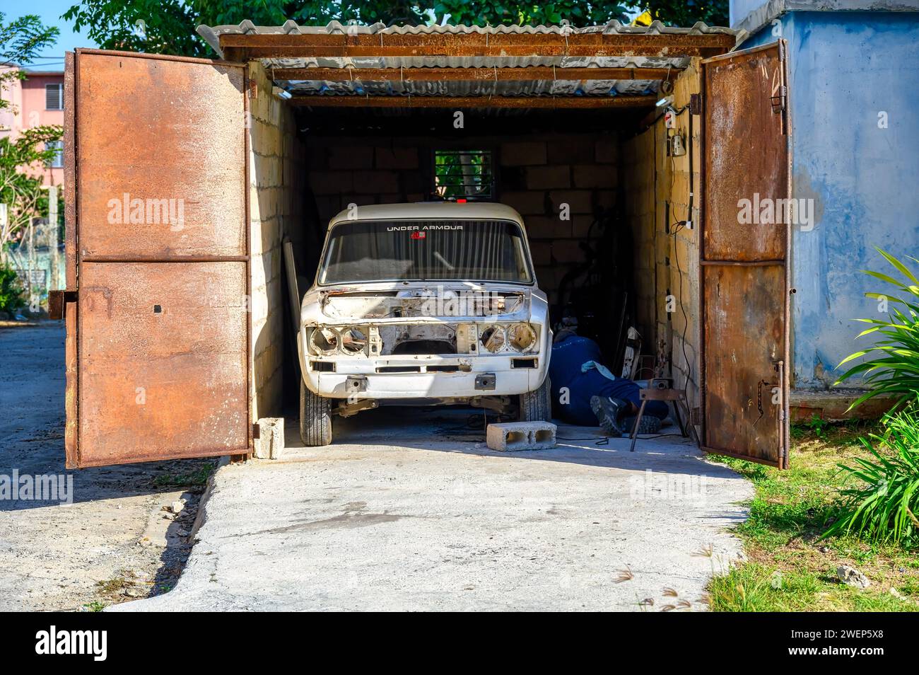 Reparatur eines lada-Autos in der Garage, kuba Stockfoto